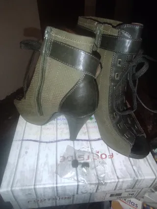 Botines tacón verde con cordones y hebilla