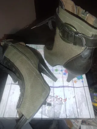 Botines tacón verde con cordones y hebilla