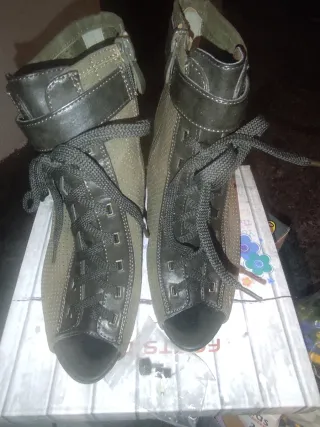 Botines tacón verde con cordones y hebilla