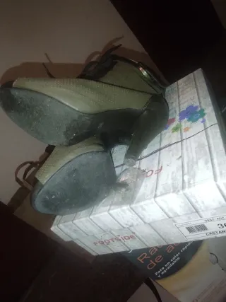 Botines tacón verde con cordones y hebilla