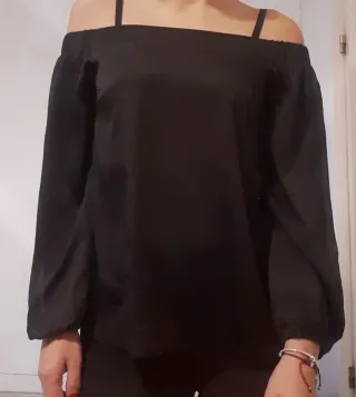 Blusa negra hombros descubiertos