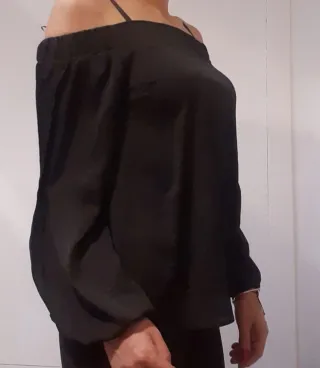 Blusa negra hombros descubiertos