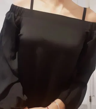 Blusa negra hombros descubiertos