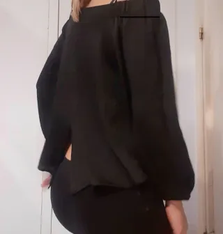 Blusa negra hombros descubiertos