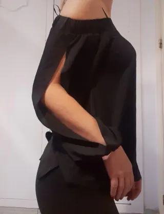 Blusa negra hombros descubiertos