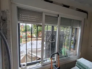 Ventana corredera con persiana