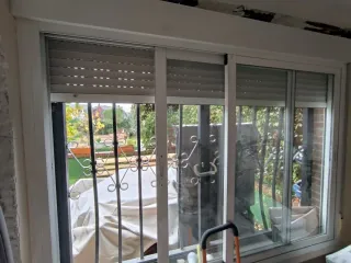 Ventana corredera con persiana