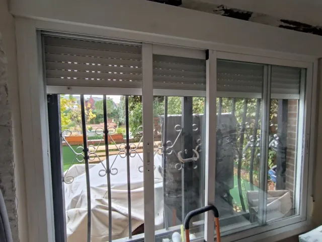 Ventana corredera con persiana