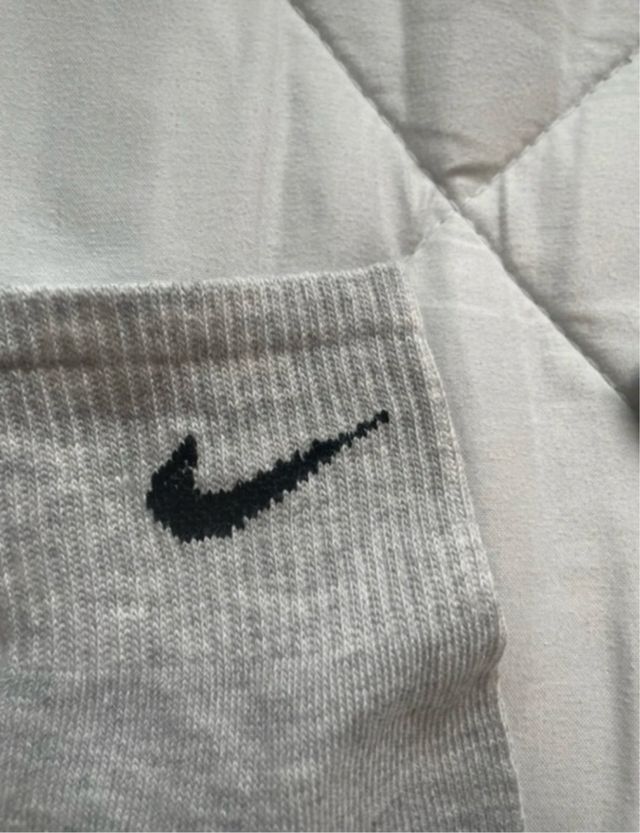 Calcetines Nike grises