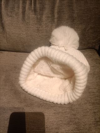 Gorro de punto blanco con pompón