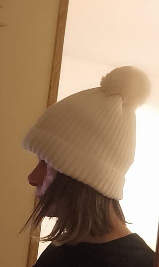Gorro de punto blanco con pompón