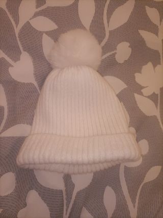 Gorro de punto blanco con pompón
