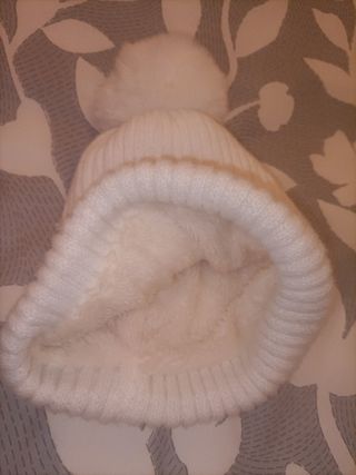 Gorro de punto blanco con pompón