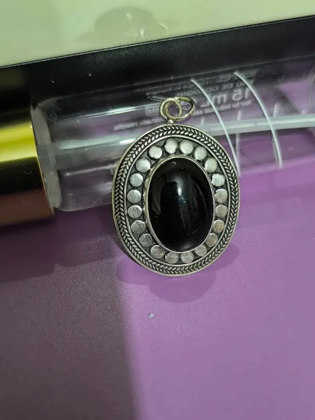 Ciondolo in argento con pietra nera ovale