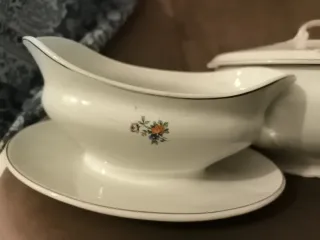 Sopera y salsera de porcelana con detalles