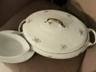 Sopera y salsera de porcelana con detalles
