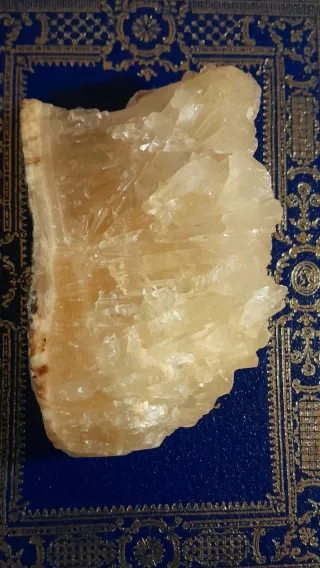 Precioso mineral de calcita mielina