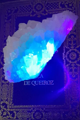 Precioso mineral de calcita mielina