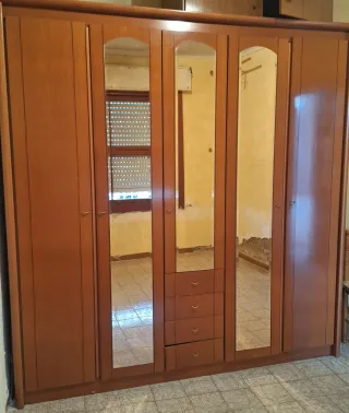 Armario de madera marrón con espejos