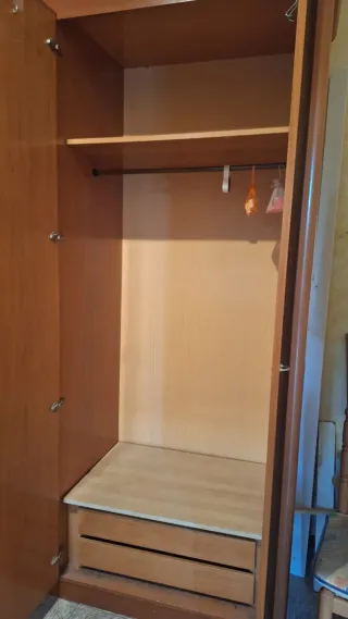 Armario de madera marrón con espejos