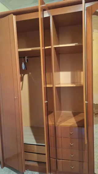 Armario de madera marrón con espejos