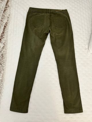 Pantalón Stradivarius verde oliva entallado
