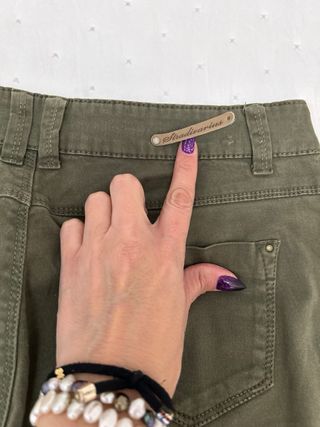 Pantalón Stradivarius verde oliva entallado