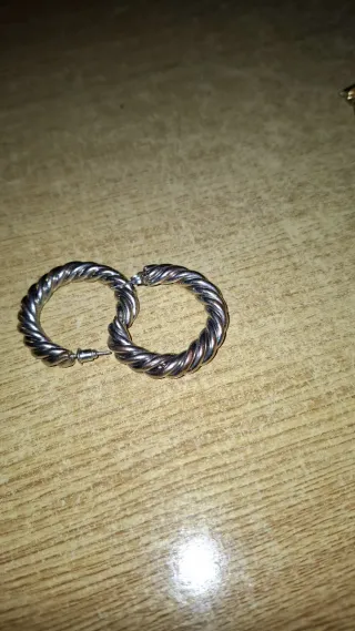 Aros plateados retorcidos