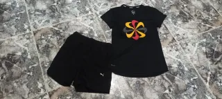 Camiseta negra NIKE y pantalón negro corto PUMA