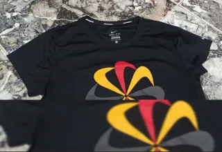 Camiseta negra NIKE y pantalón negro corto PUMA