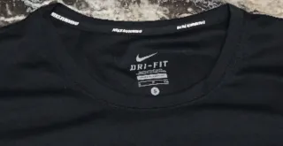 Camiseta negra NIKE y pantalón negro corto PUMA