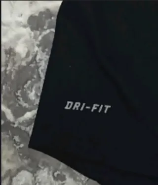 Camiseta negra NIKE y pantalón negro corto PUMA