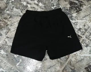 Camiseta negra NIKE y pantalón negro corto PUMA