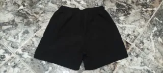 Camiseta negra NIKE y pantalón negro corto PUMA