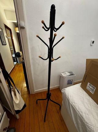 Perchero de pie negro y madera