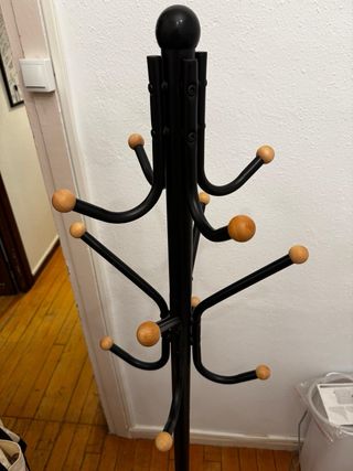 Perchero de pie negro y madera