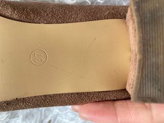 Zapato tacón bajo ante