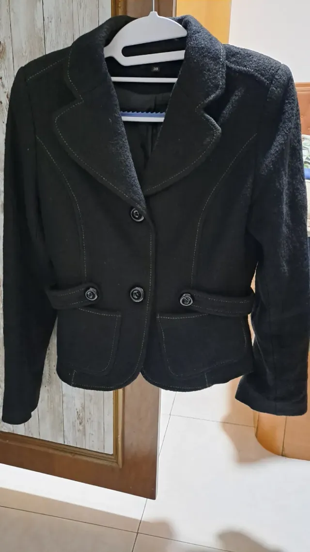 Elegante chaqueta negra muy elegante