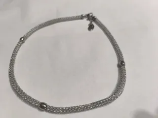Gargantilla plateada con cuentas