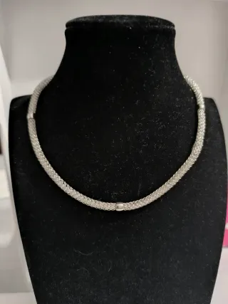 Gargantilla plateada con cuentas