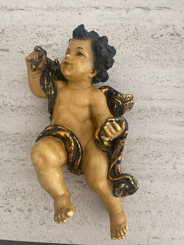Figuras de angelitos dorados