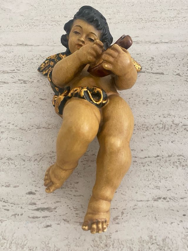 Figuras de angelitos dorados