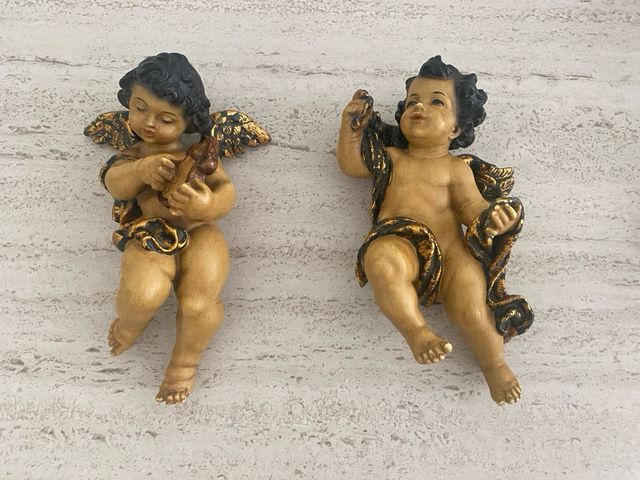 Figuras de angelitos dorados