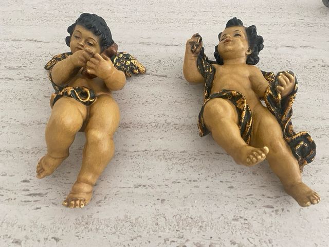 Figuras de angelitos dorados