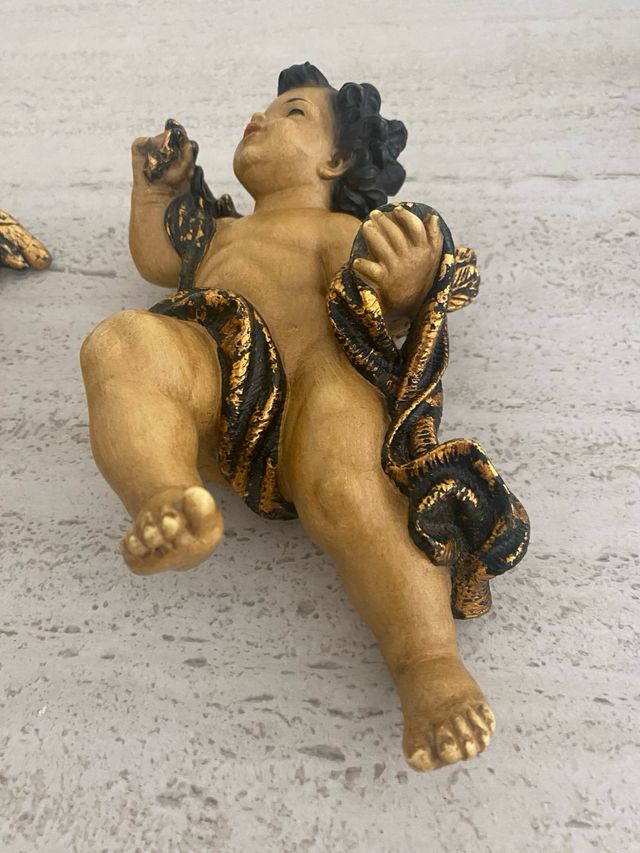 Figuras de angelitos dorados