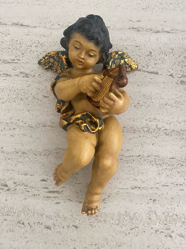 Figuras de angelitos dorados