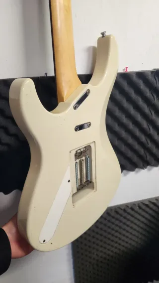 Guitarra Yamaha Color Crema 712 OFERTA