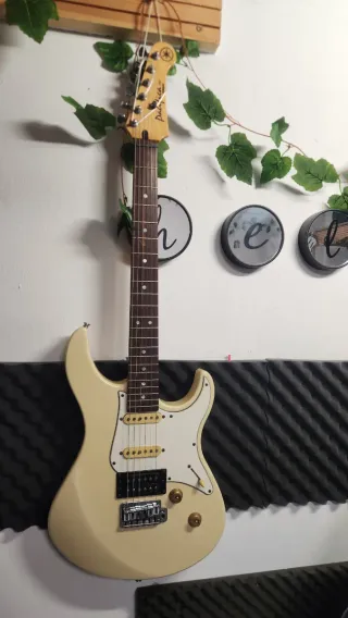 Guitarra Yamaha Color Crema 712 OFERTA