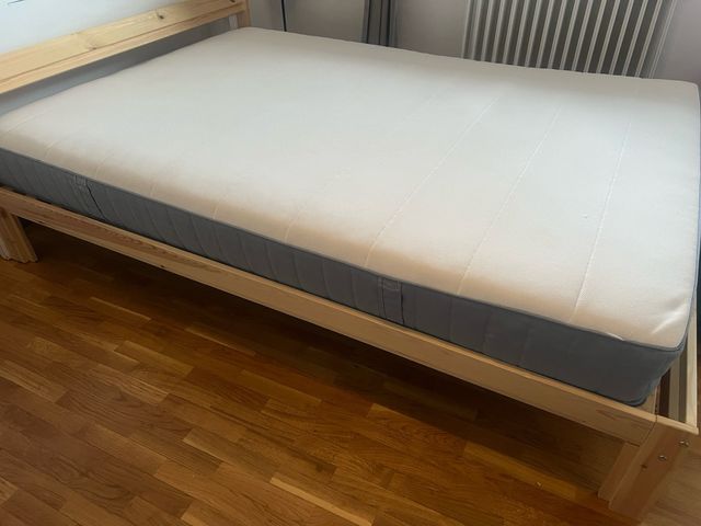 Cama Ikea con colchón gris y blanco