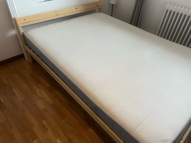 Cama Ikea con colchón gris y blanco